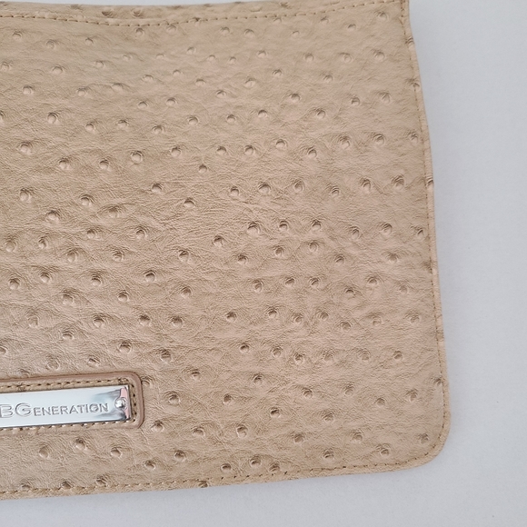 BCBG Beige Faux Pebbled Ostrich Leather Large Envelope Clutch Bag Purse - Picture 6 of 10